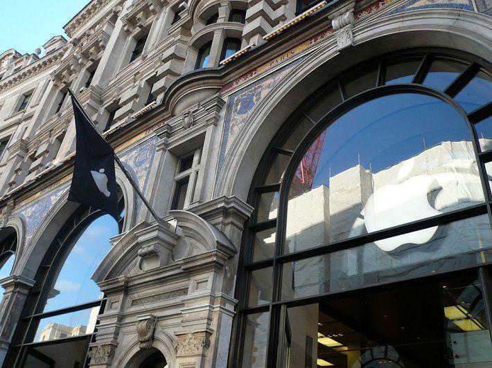 Банда на скутерах пограбувала найбільший магазин Apple в Лондоні