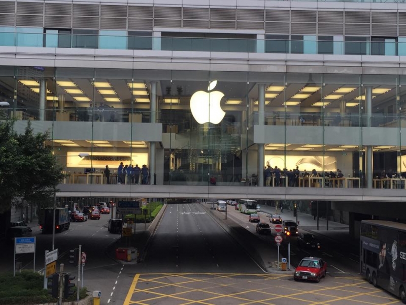 Apple має намір побудувати три заводи в США