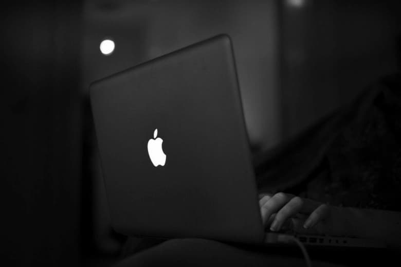 Неймовірний чорний! Apple створила новий колір для MacBook та iPhone