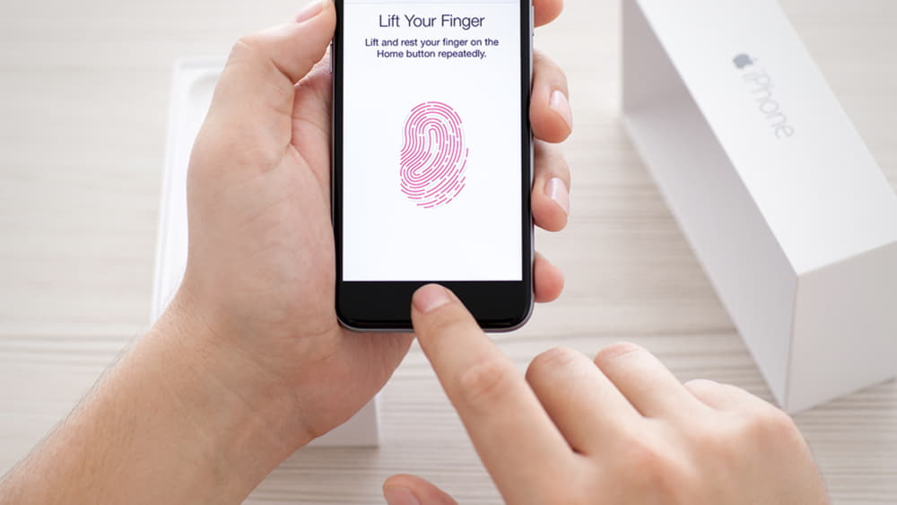 iPhone 2017 року отримає дисплей від краю до краю» з вбудованим Touch ID і фронтальною камерою